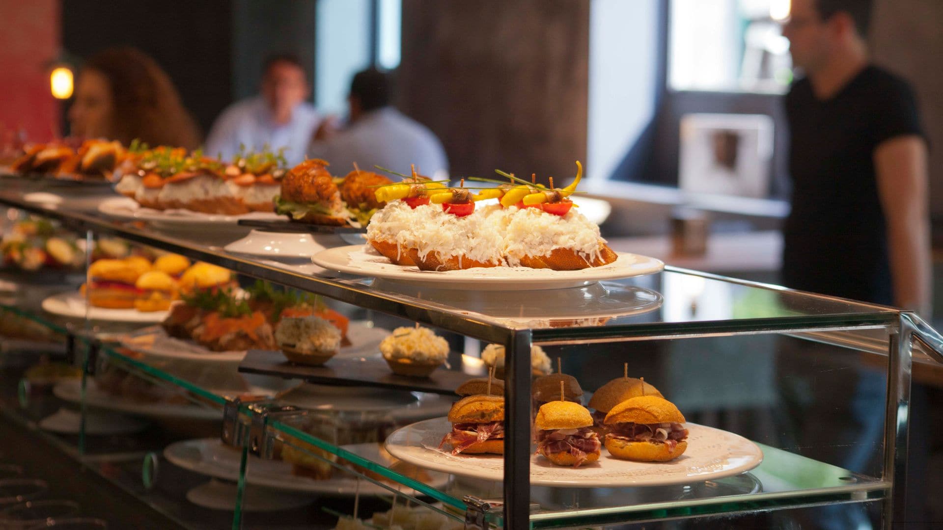 Barra de pintxos del restaurante vasco Sagardi en Madrid