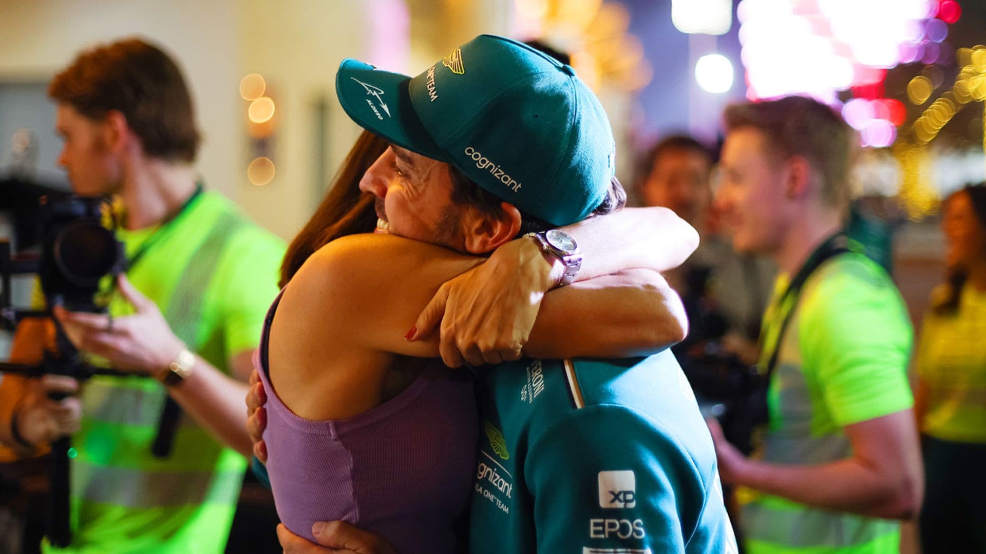 ¡El podio más romántico! Fernando Alonso celebra con Andrea Schlager su tercer puesto en el GP de Baréin