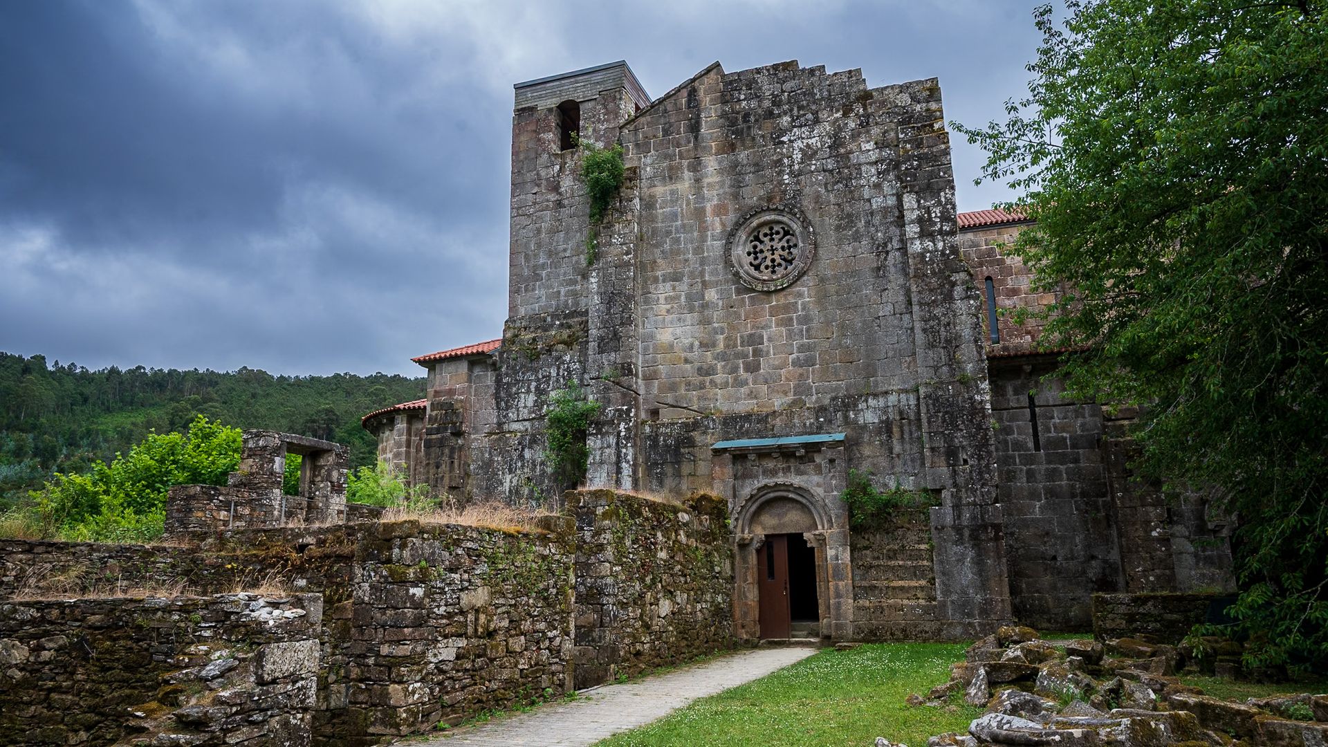 La comarca de Galicia que es una joya y pocos conocen: monasterios escondidos, santuarios de exorcismo y el cocido más célebre de España