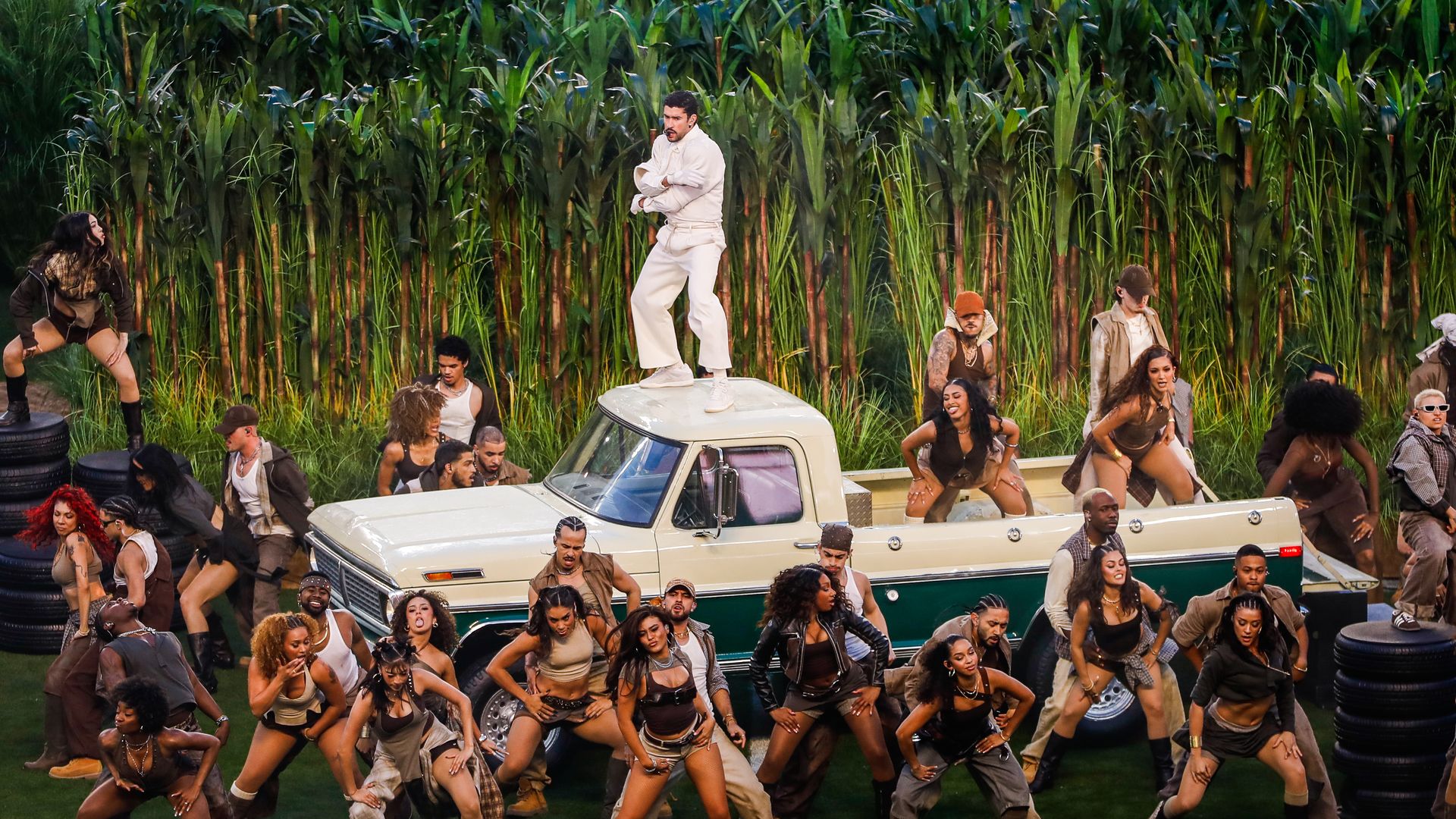 Entre decenas de bailarines, Bad Bunny interpretó sus más grandes éxitos.