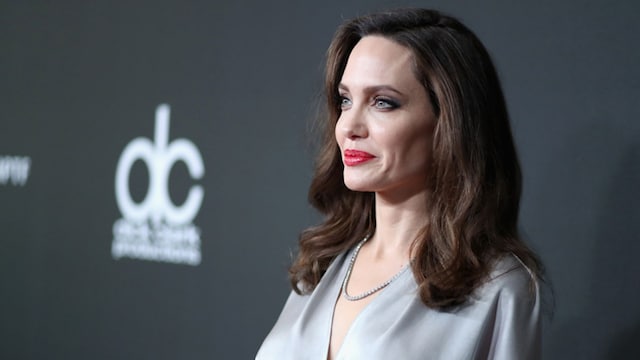 angelina_jolie_vestido_gris_t
