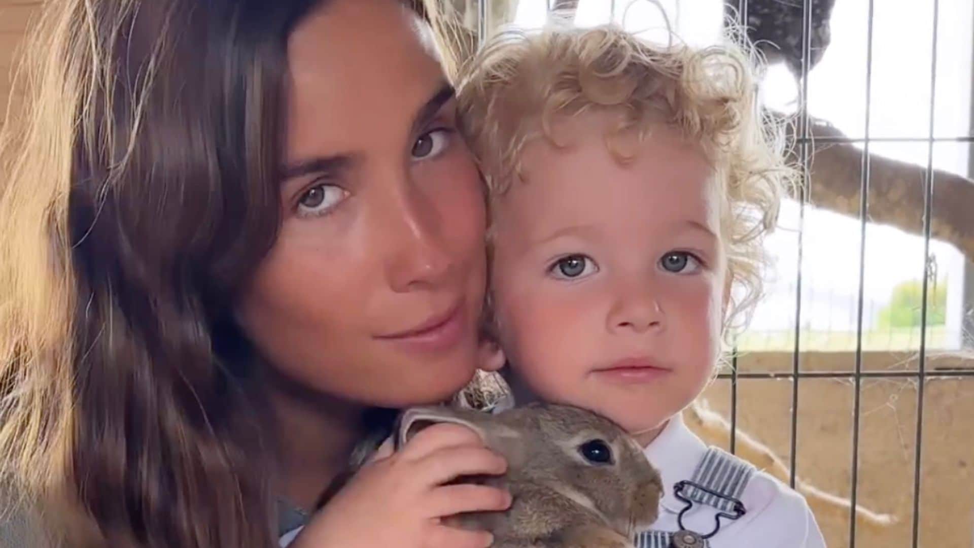 María y Marta Pombo vuelven a su infancia con una entrañable excursión a la granja escuela con sus hijos