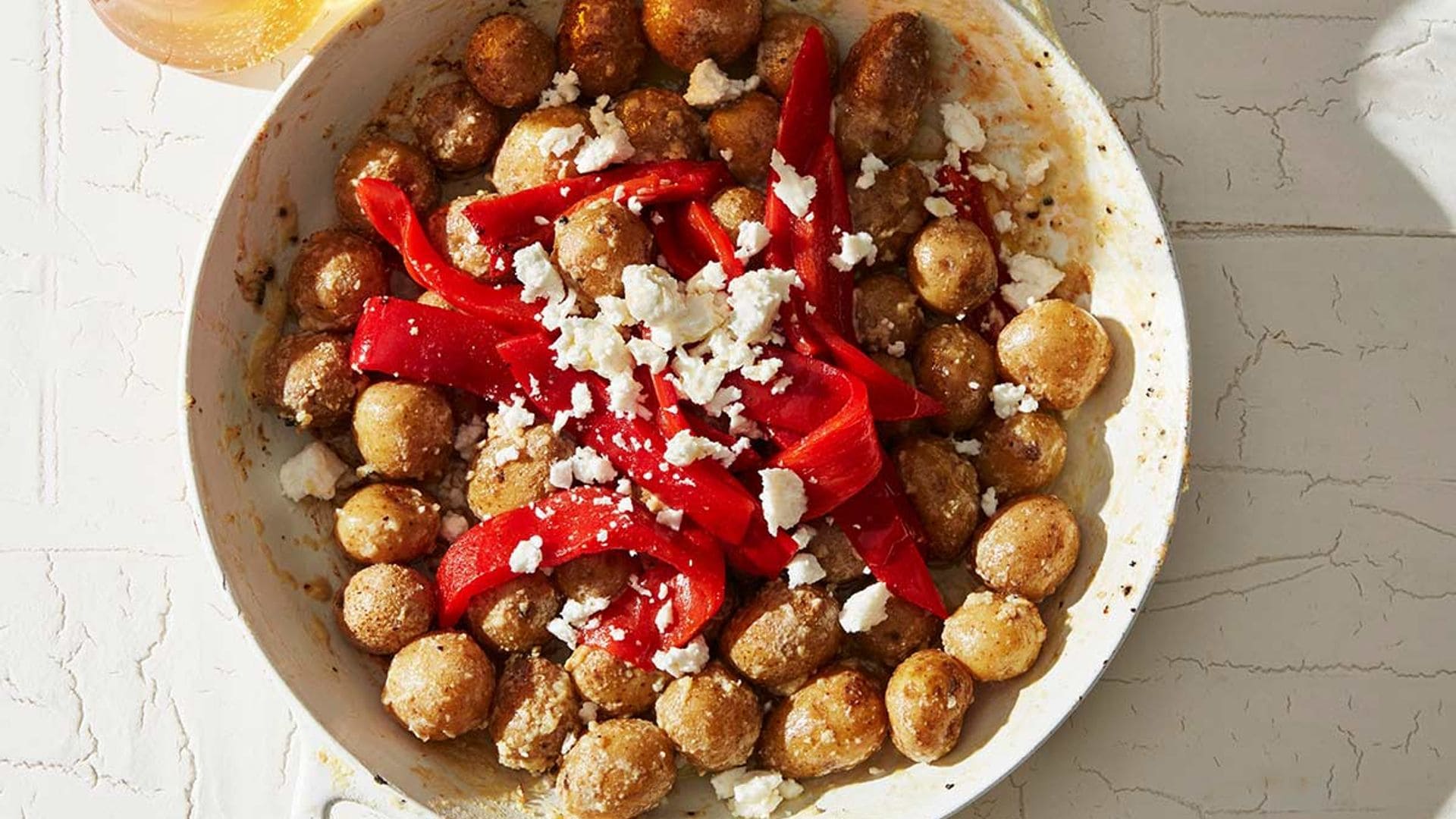 Ensalada tibia de patatas mini con queso y piquillos