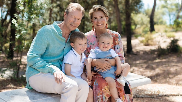 Los Grandes Duques de Luxemburgo, Enrique y María Teresa, con dos de sus ocho nietos, son los príncipes Charles y François, que ocupan una importante posición en la línea sucesoria al ser ambos hijos del príncipe heredero, Guillermo de Luxemburgo. El próximo otoño, tras la abdicación del Gran Duque, Charles se convertirá en el príncipe heredero