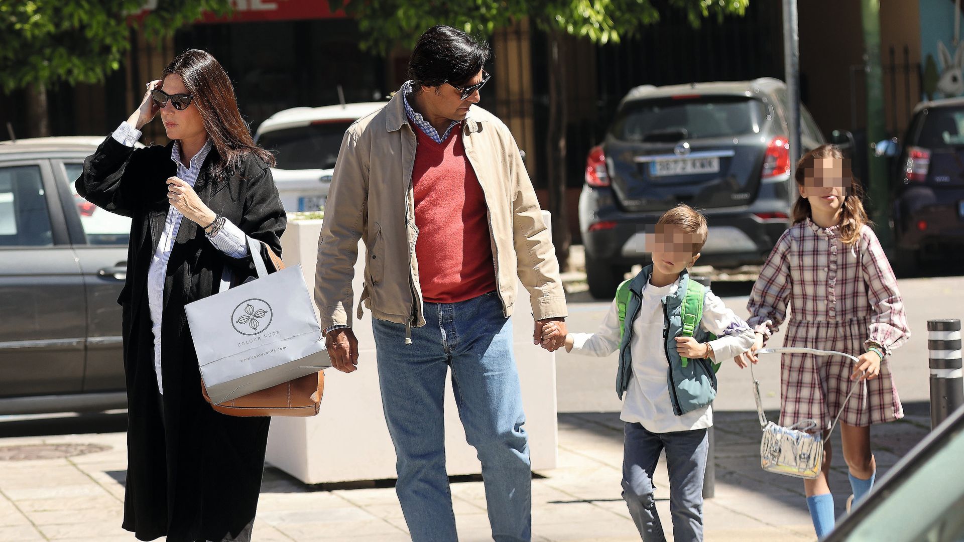 Lourdes Montes con su marido y sus hijos en la calle