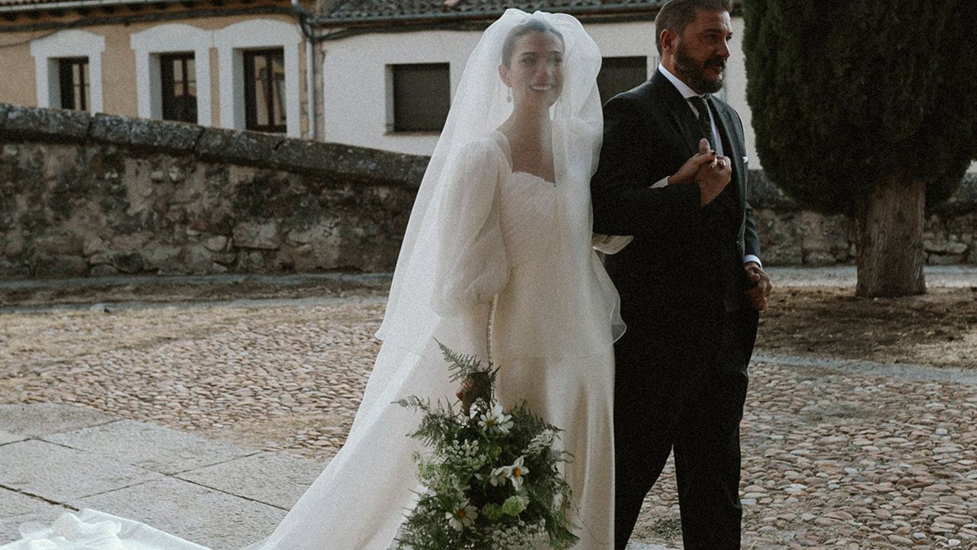La historia de Berta, la novia del look romántico de seda que se casó en Segovia