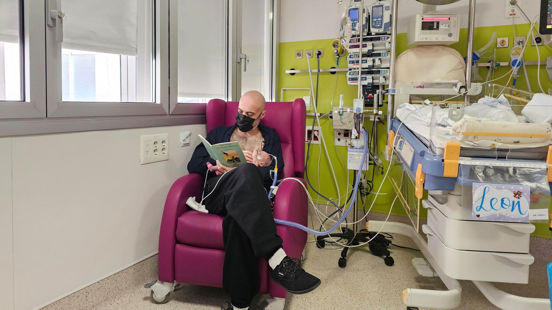 Leer cuentos a bebés prematuros: conectados como en el vientre materno