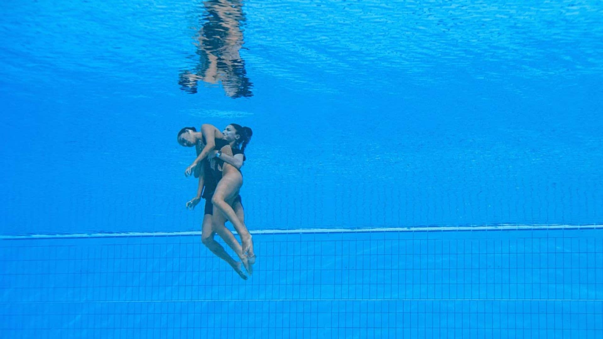 Así debes actuar si alguien se desmaya en el agua