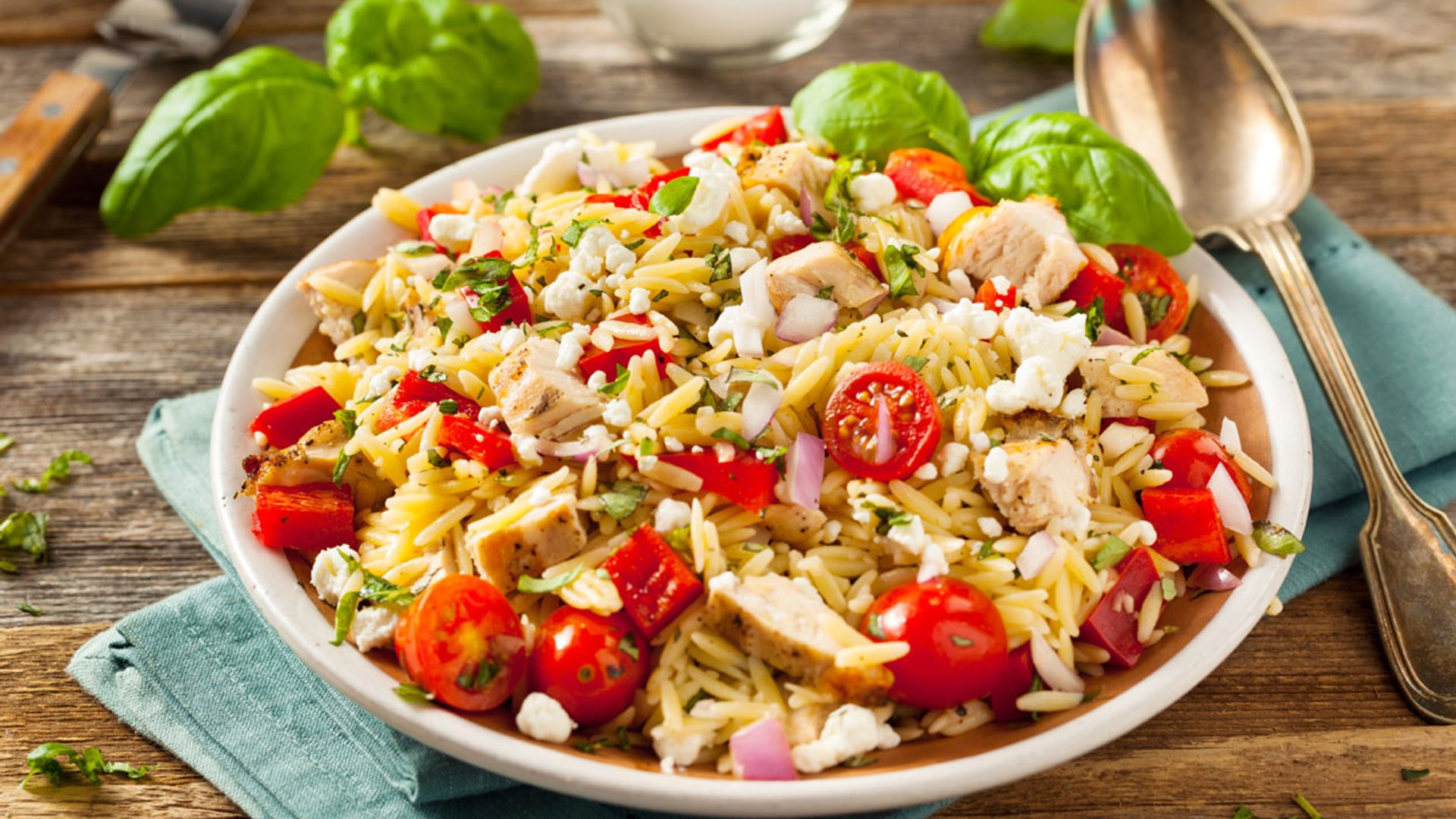 Ensaladas de pasta y pollo: un plato único perfecto para tus menús de verano