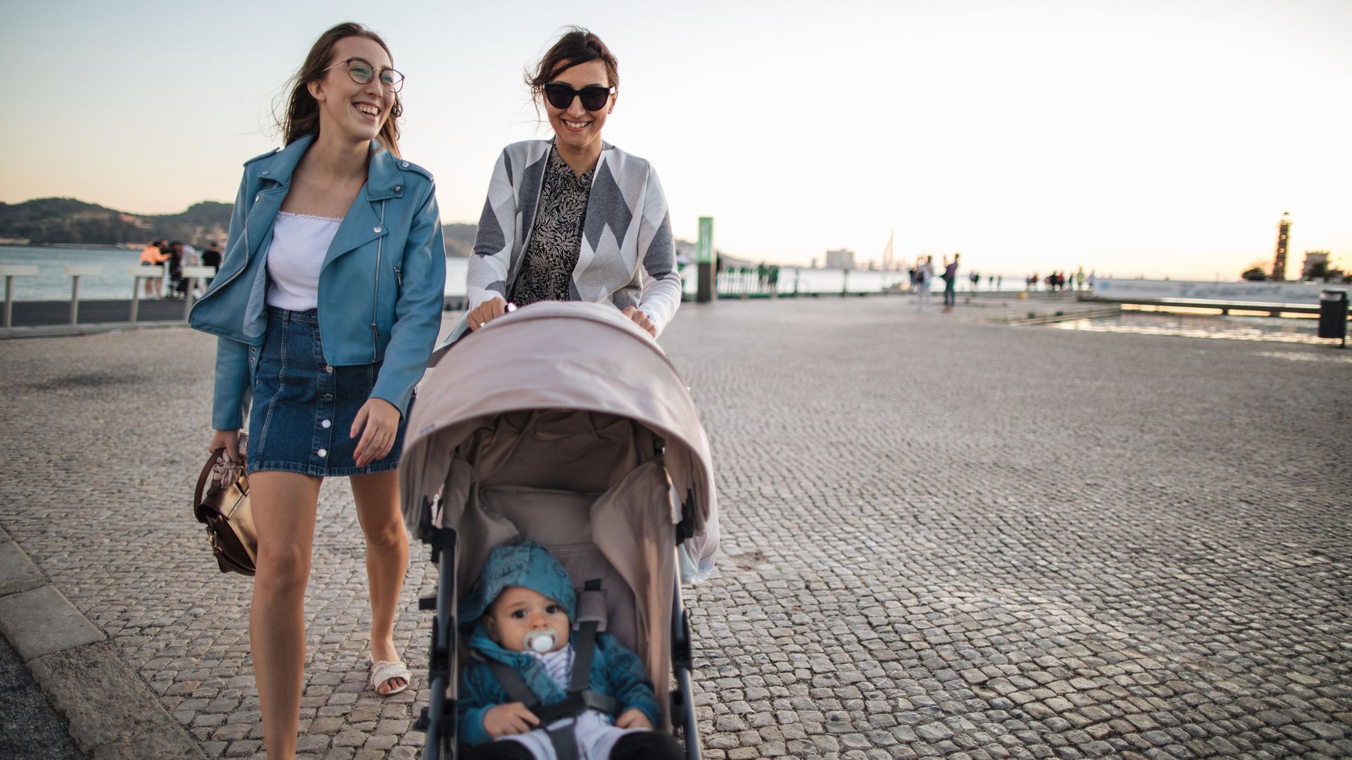 Cómo afrontar cuando tú eres madre y tu amiga no, según una psicóloga: "De repente, una de las dos puede sentir que vive en un mundo completamente distinto"