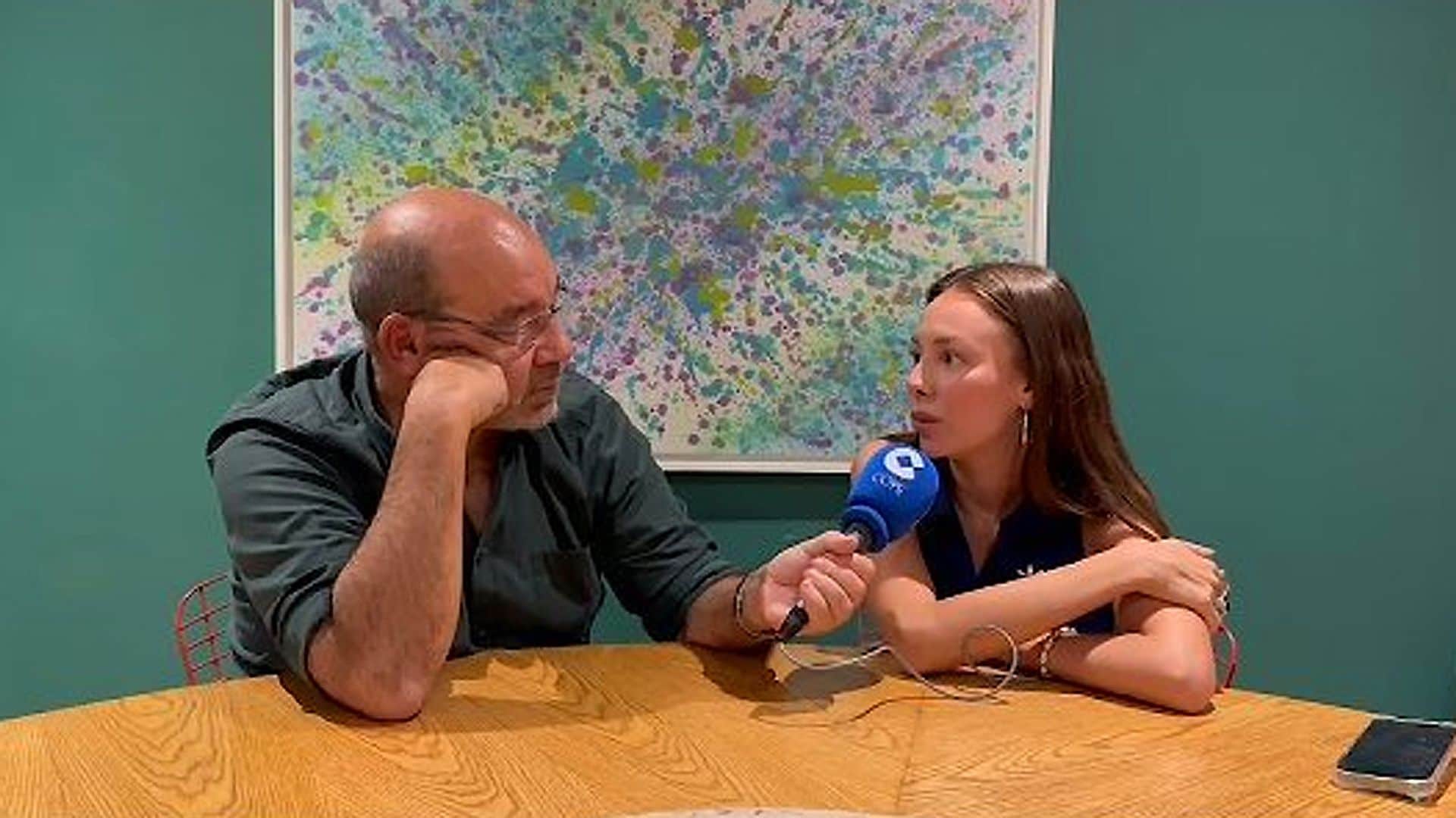 La entrevista más familiar de Ester Expósito con su tío, el periodista Ángel Expósito, y su madre como invitada