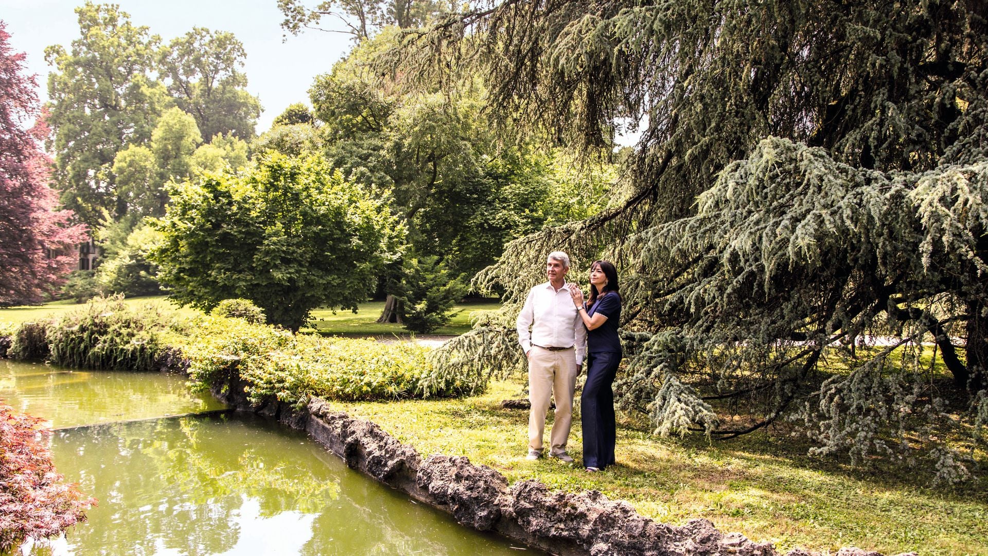 Su hermano, Reinaldo y su mujer Angioletta, quienes posan junto al lago