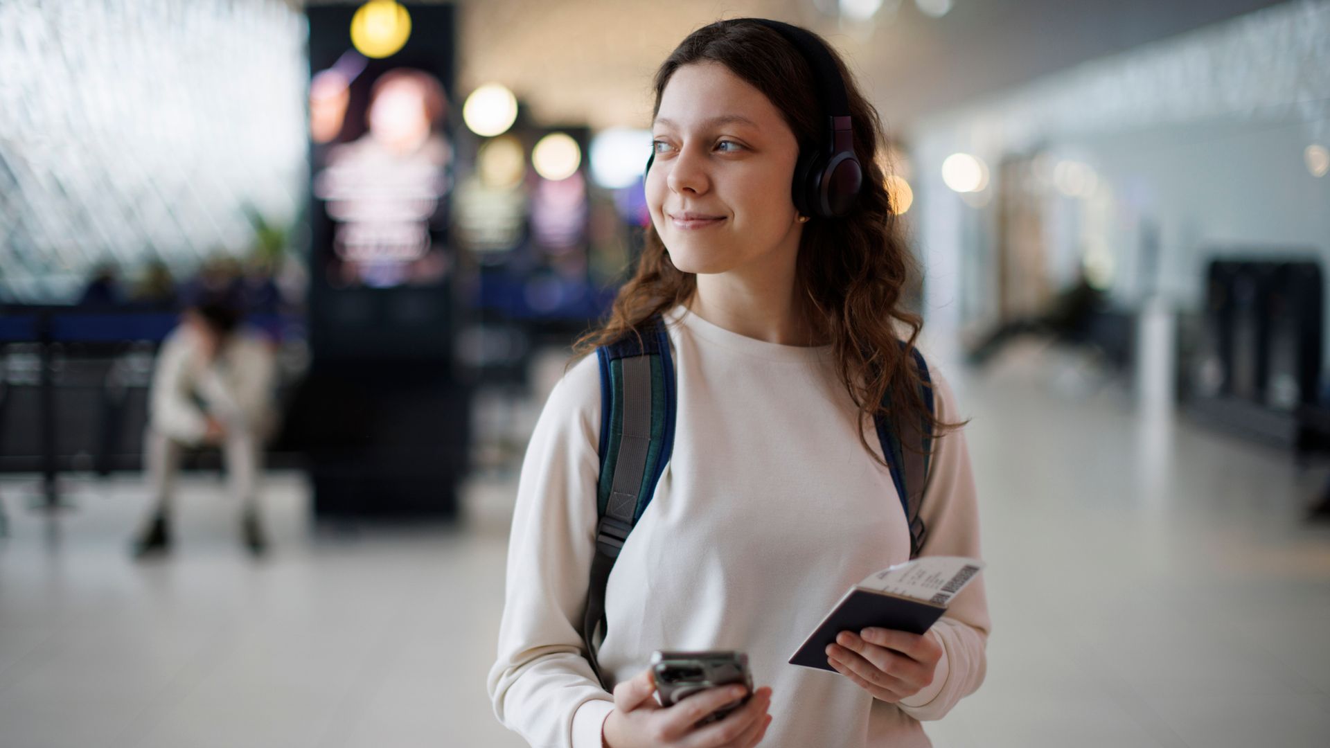 Adolescente de viaje de estudios en el aeropuerto