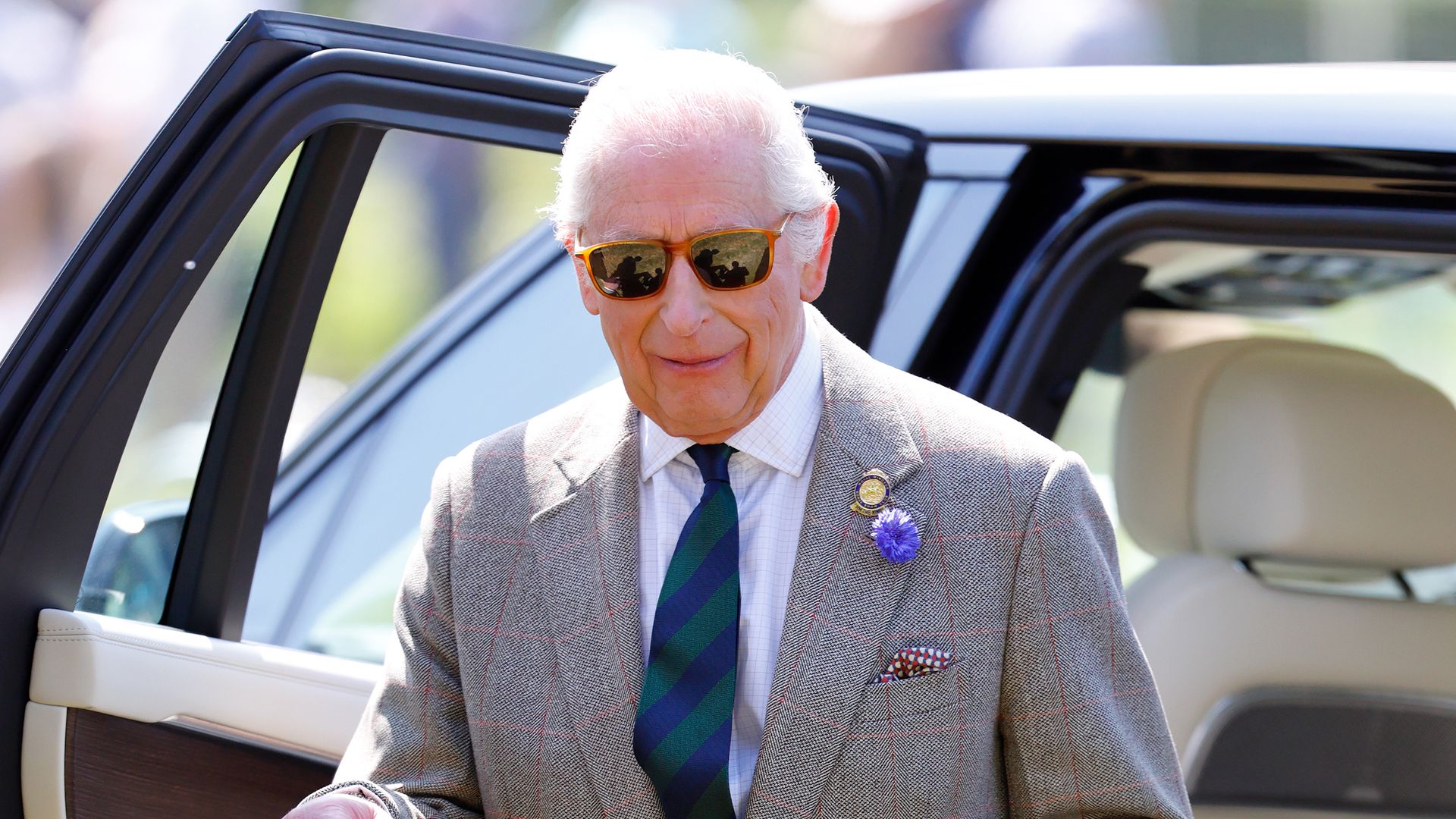 ¿Por qué el rey Carlos III ahora usa un bastón?