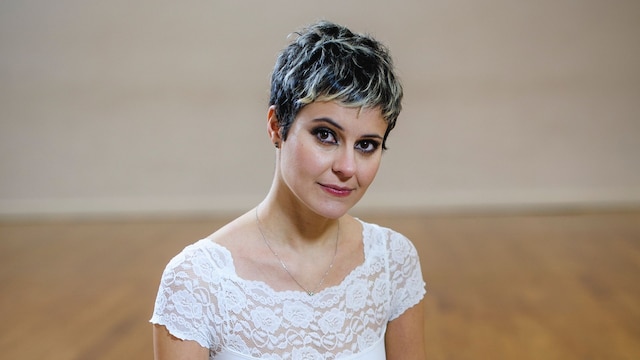 Ángela Montero en un posado con vestido de tul blanco