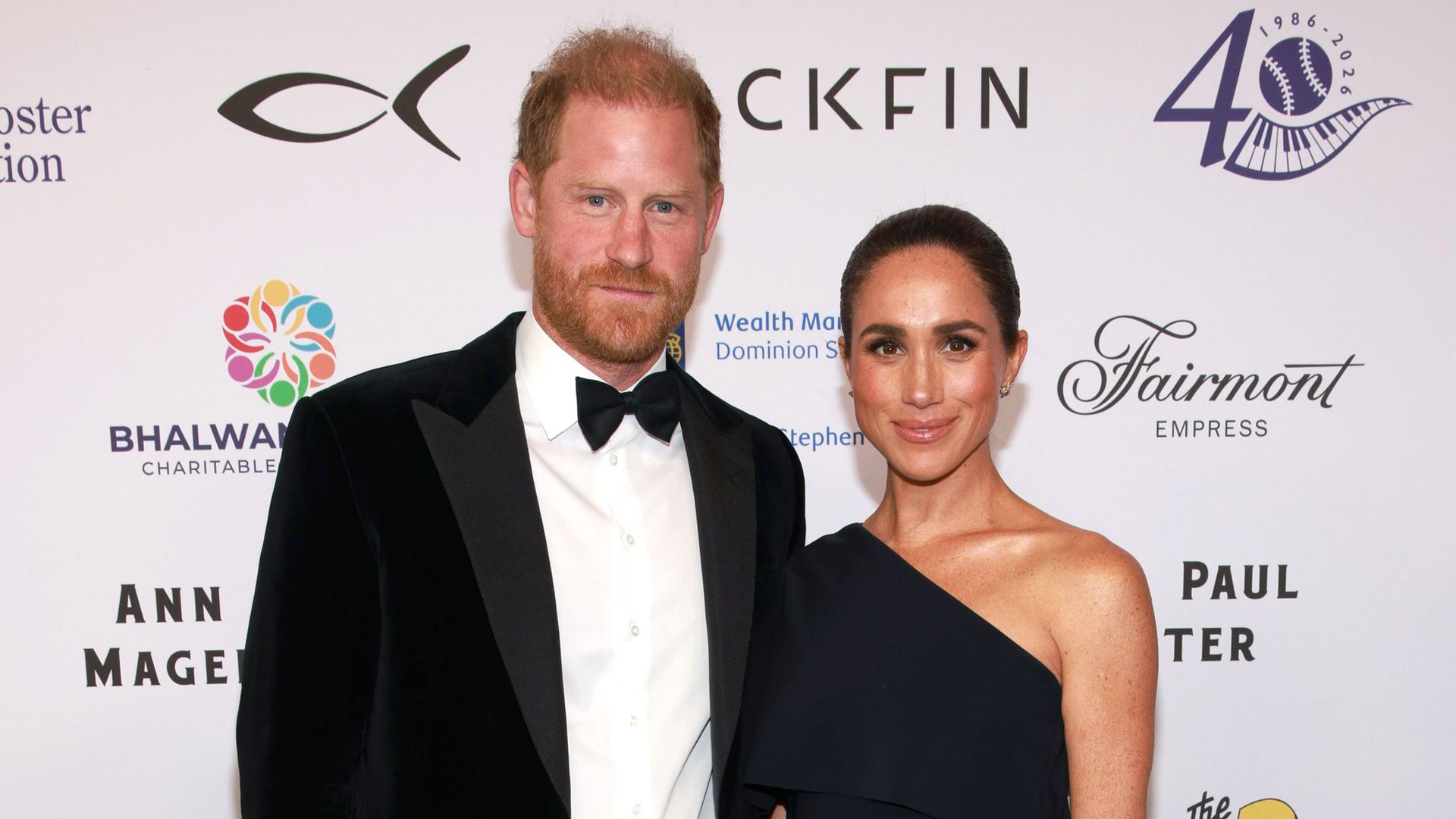 Meghan Markle reaparece junto al príncipe Harry en Canadá con un vestido azul noche y los pendientes de Lady Di