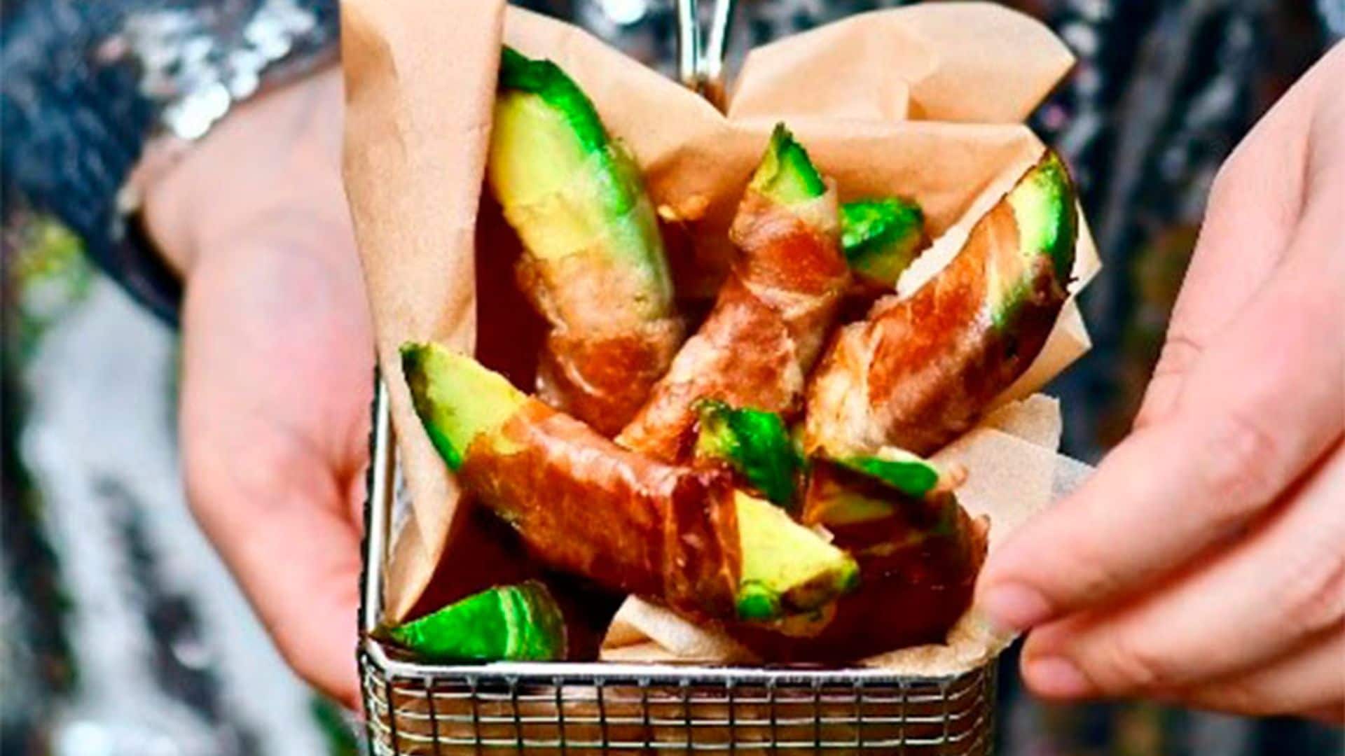 Gajos de aguacate envueltos en 'prosciutto' crujiente