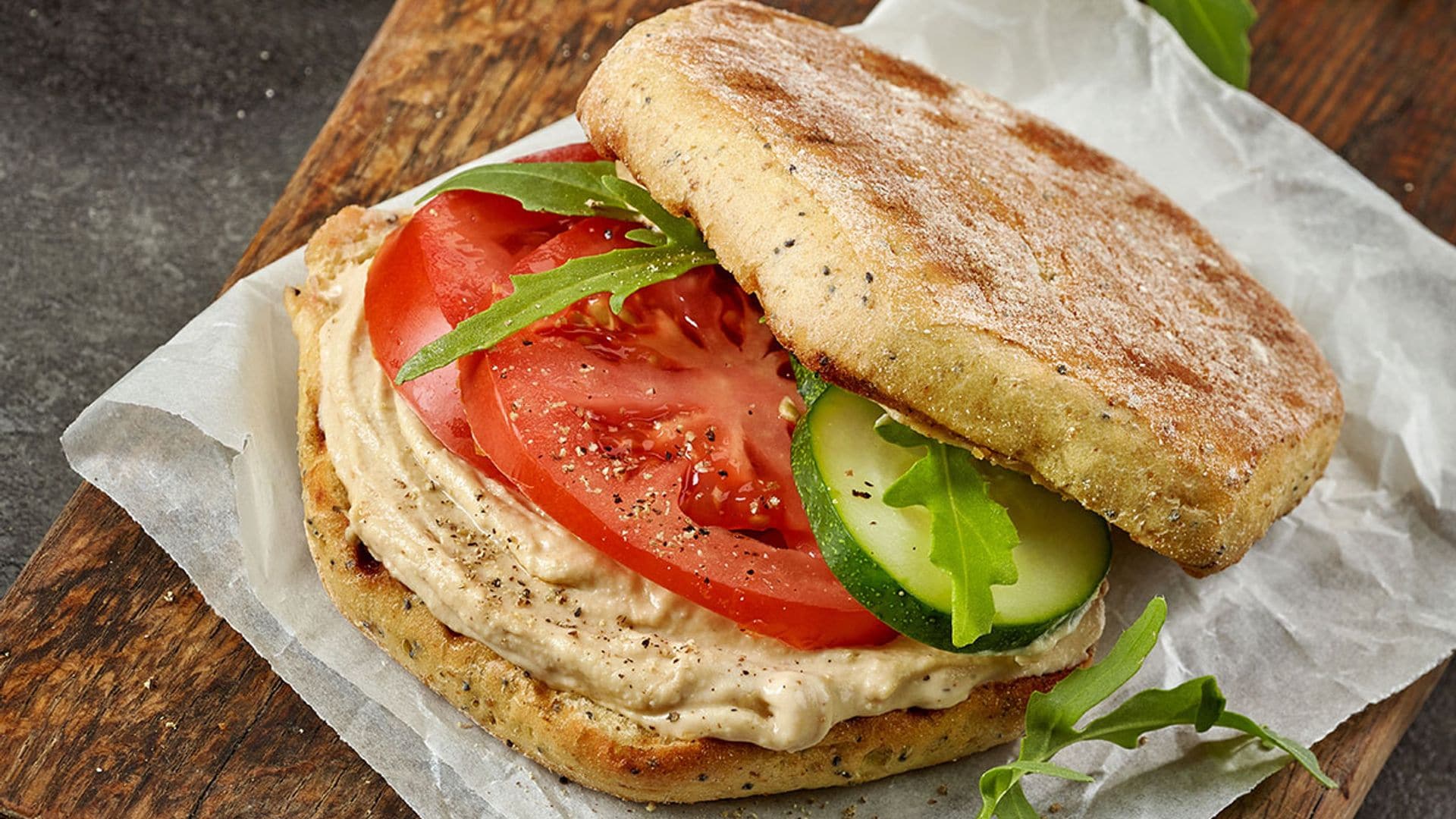 Sándwich vegetal con hummus