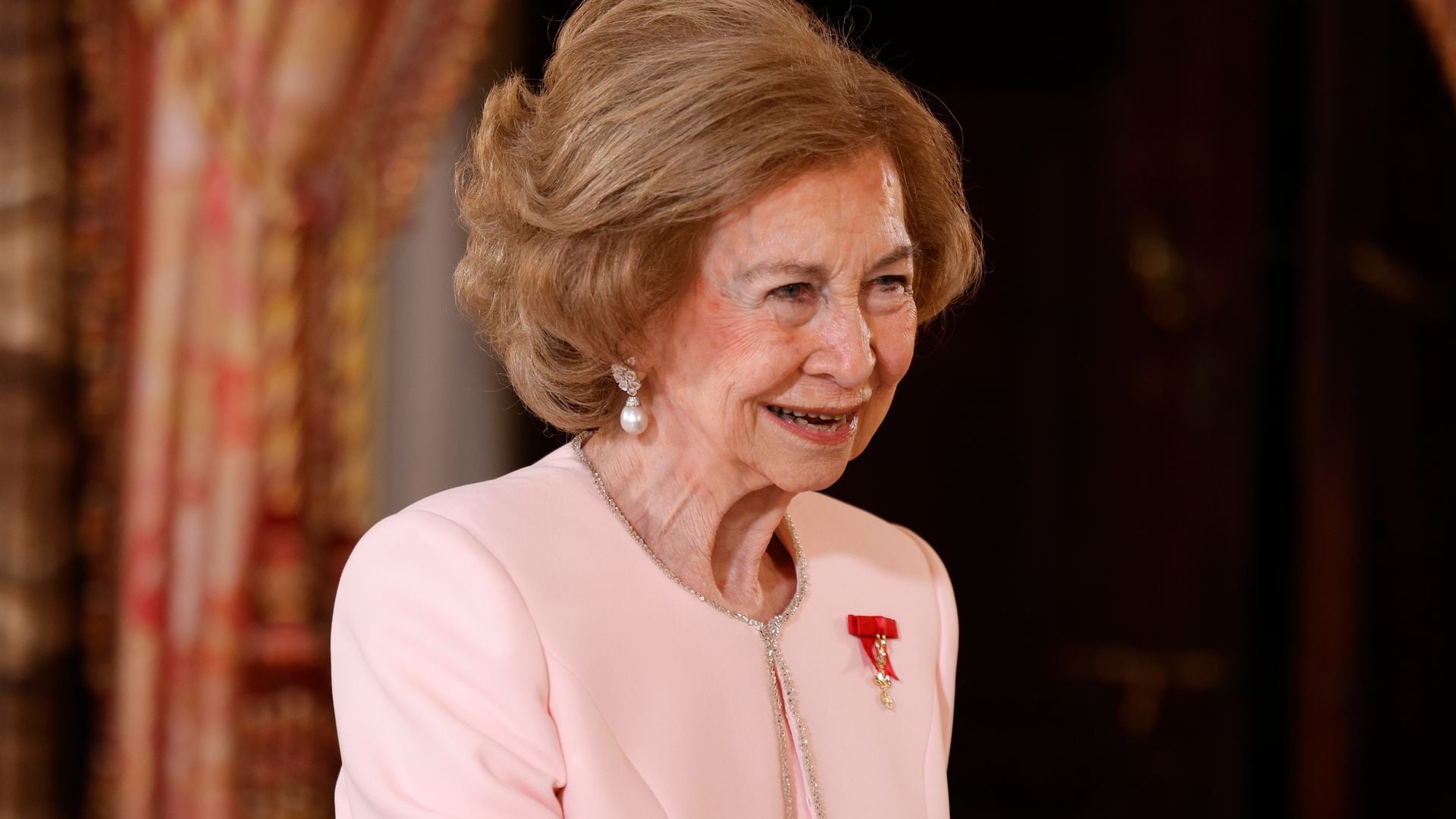 Doña Sofía, de rosa y con una pulsera de la reina Victoria Eugenia, más elegante que nunca en un día lleno de emoción