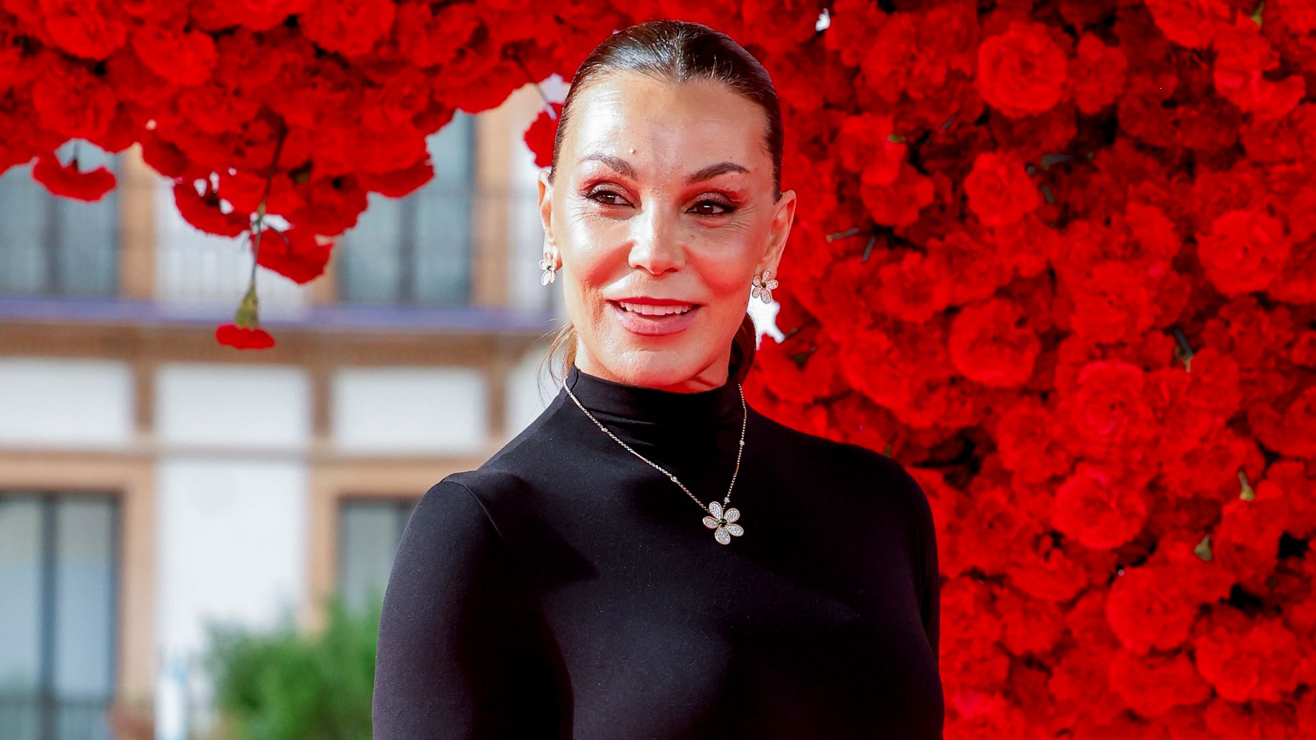 Mar Flores con vestido negro de firma sevillana en la alfombra roja.