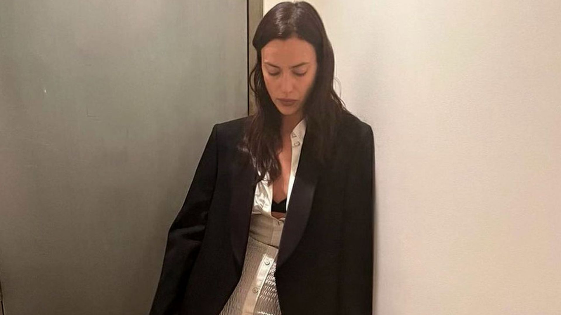 Combina el vestido camisero con la fórmula de Irina Shayk para vestir bien sin esfuerzo