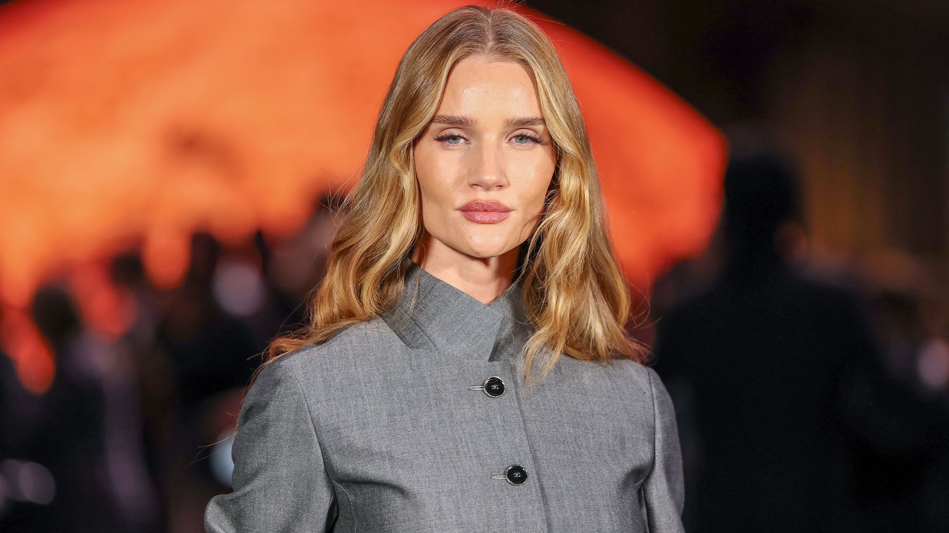 Rosie Huntington-Whiteley luce un rubio 'miel con jengibre' ideal para el invierno
