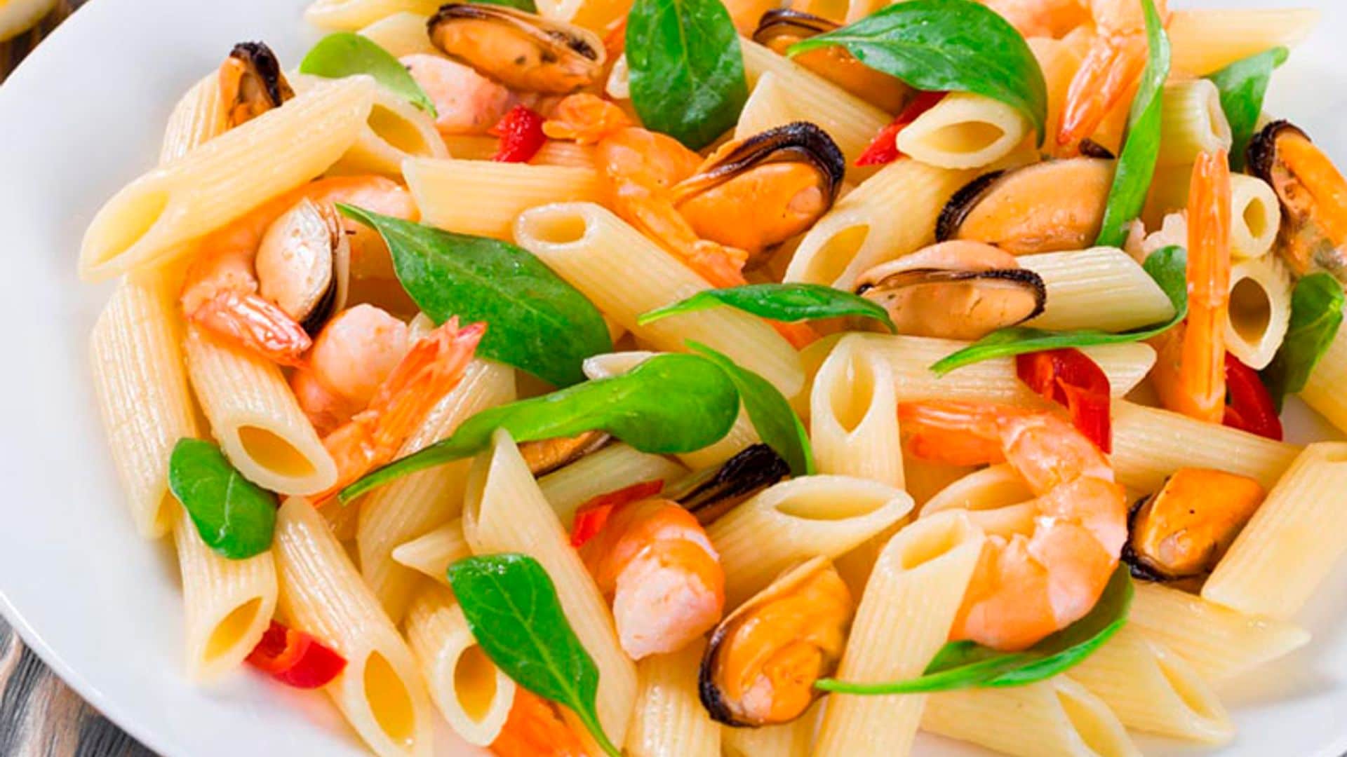 Ensalada de pasta con langostinos y mejillones