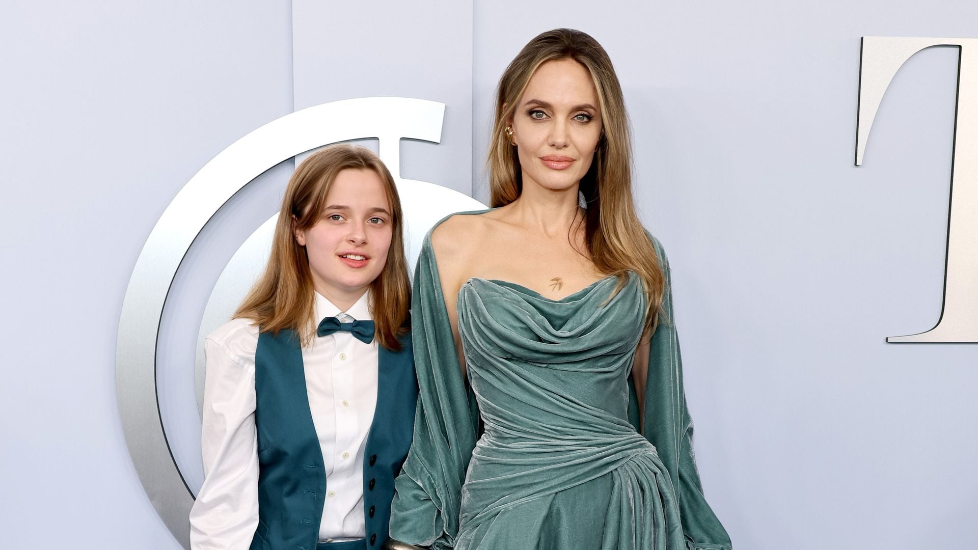 De Angelina Jolie y Vivienne a Victoria Beckham con Harper: los mejores posados de madres e hijos en este 2024