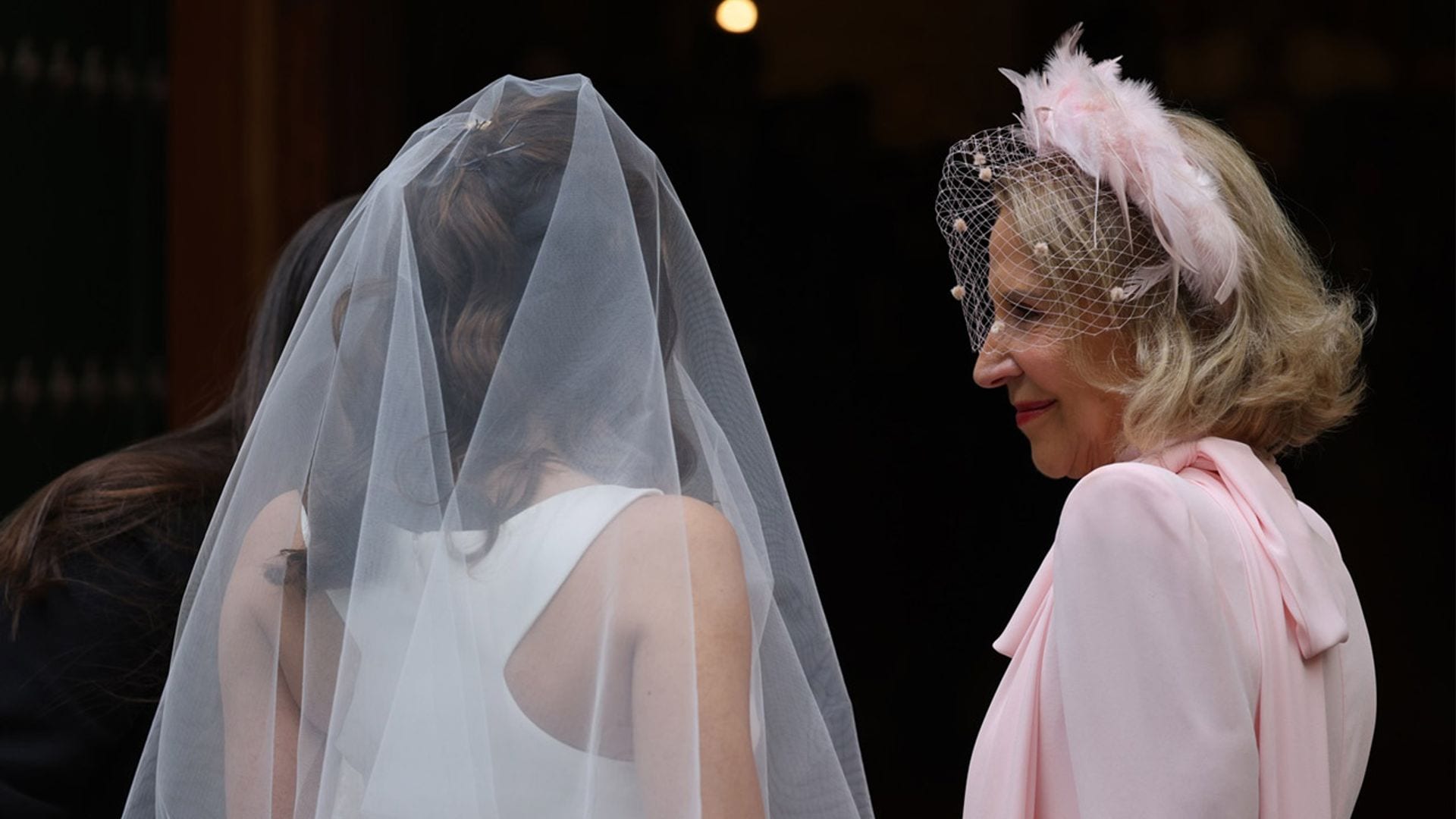 El look de madrina de la madre de Eugenia Gil Muñoz: vestido 'retro' y el tocado más especial de la boda