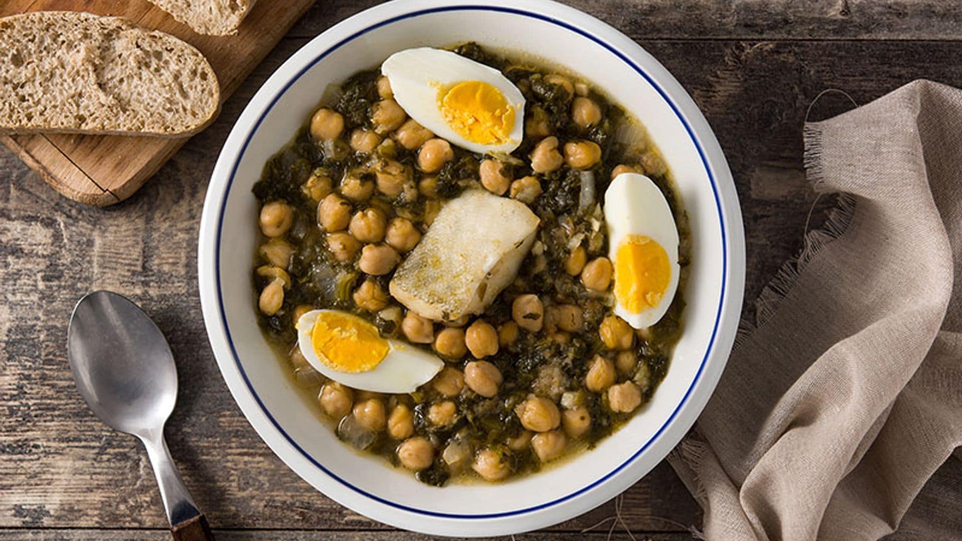 Potaje de garbanzos con bacalao y espinacas, el tradicional