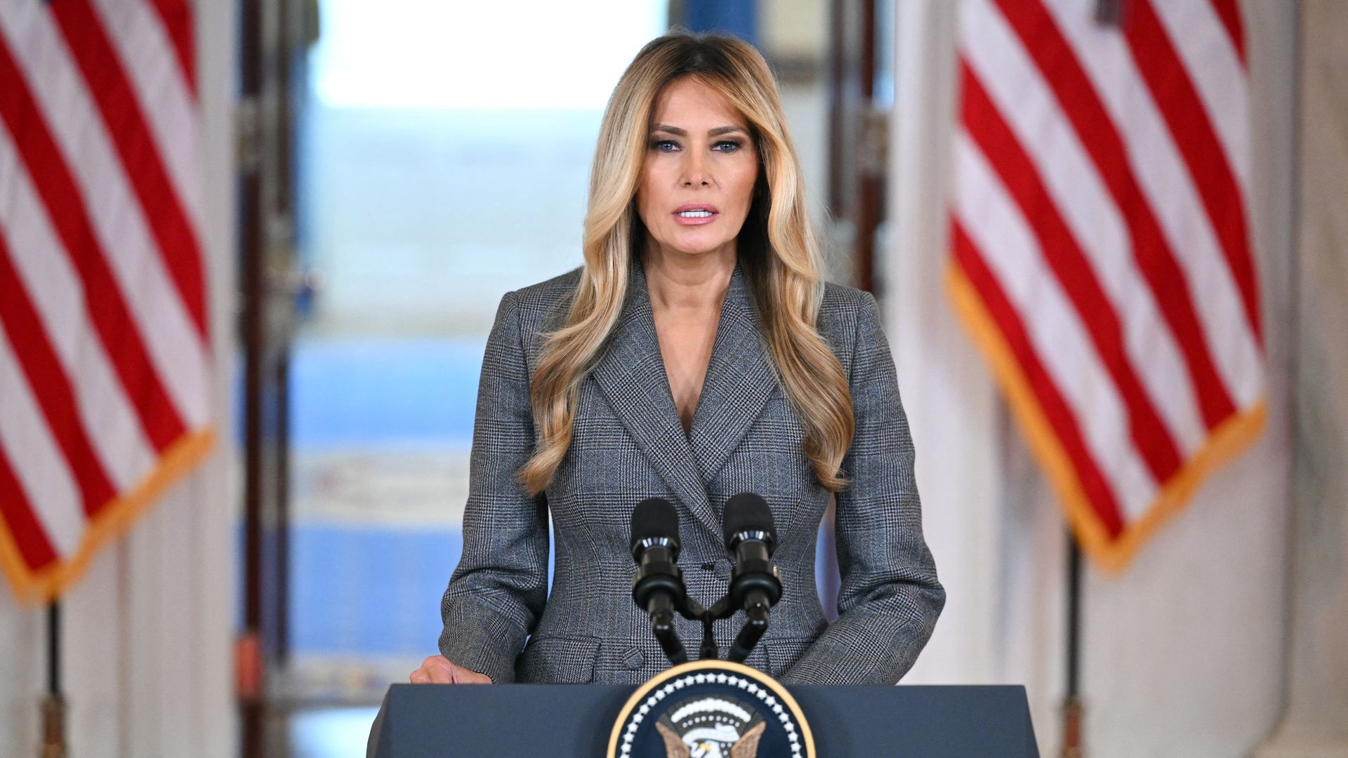 Melania Trump estalla contra los rumores que la vinculan con Jeffrey Epstein: "No soy una víctima, las fotos son falsas"
