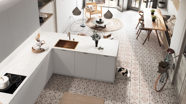 Cocina blanca con suelo de mosaico