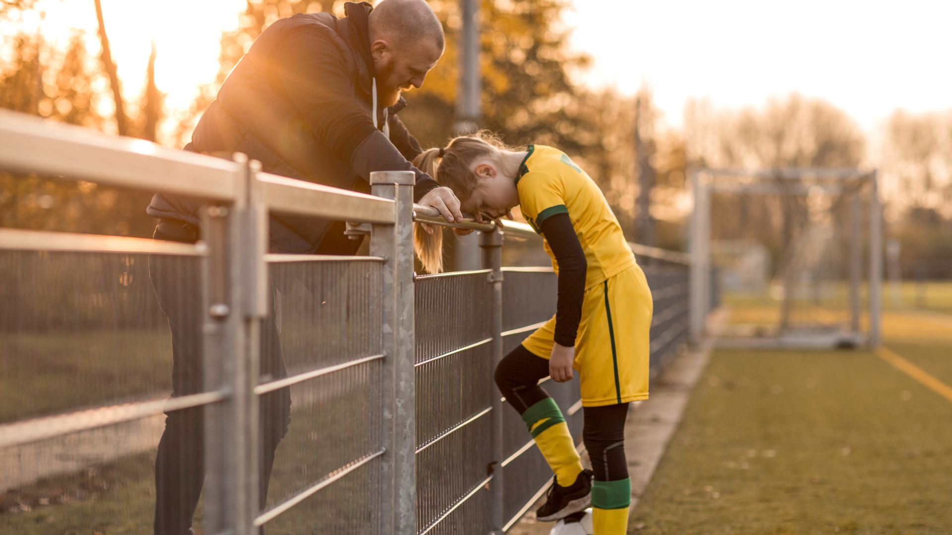 padre e hija hablando tras un entrenamiento de fútbol