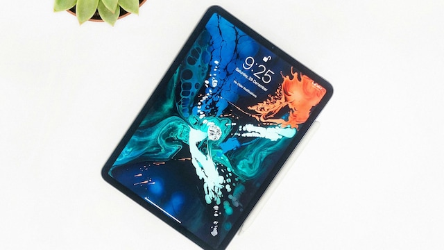 Un iPad sobre un fondo blanco