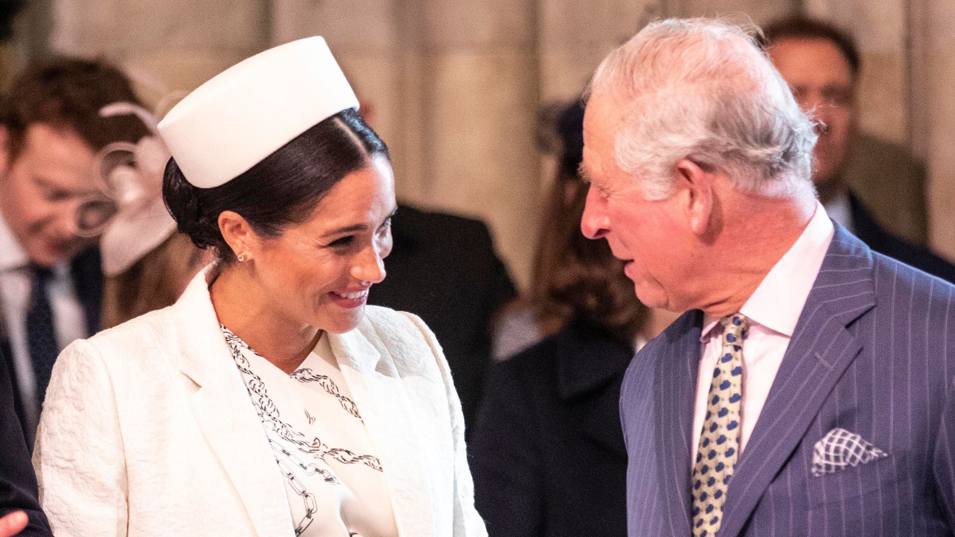 Meghan, Duquesa de Sussex, con el entonces príncipe Carlos en en la Abadía de Westminster Abbey en marzo de 2019.
