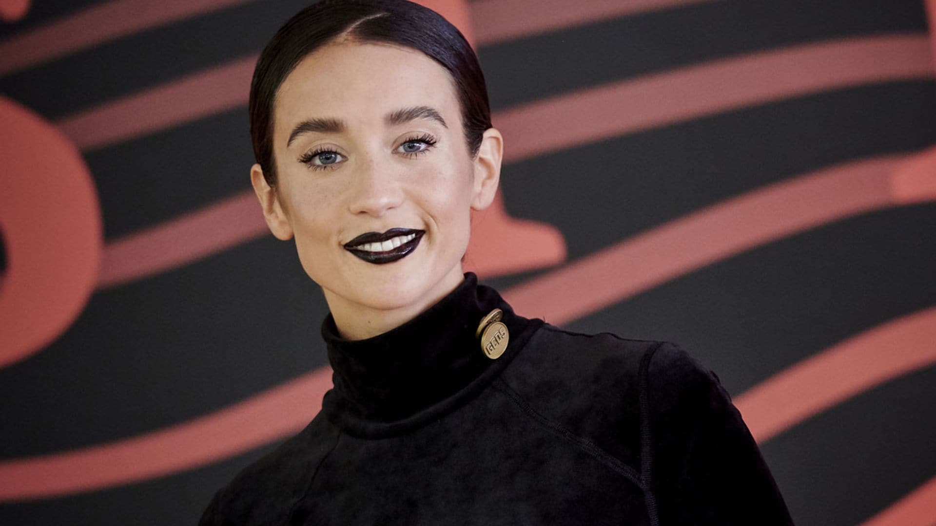 Labios negros y peinados 'wet': María Pedraza marca tendencia en Sitges con sus looks de belleza