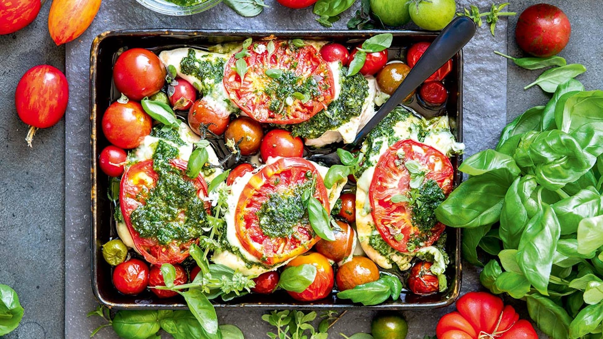 Tomates rellenos de pollo, mozzarella y albahaca fresca
