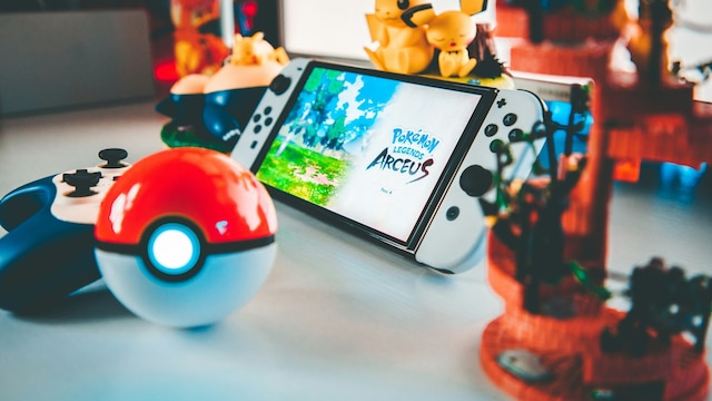 Un Nintendo Switch con un juego de Pokemon