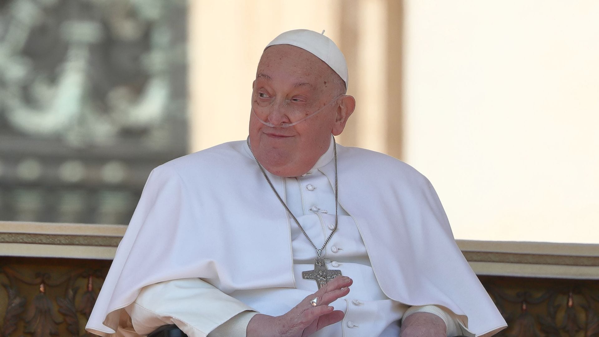 El Papa Francisco hace una aparición sorpresa en la Basílica de San Pedro 