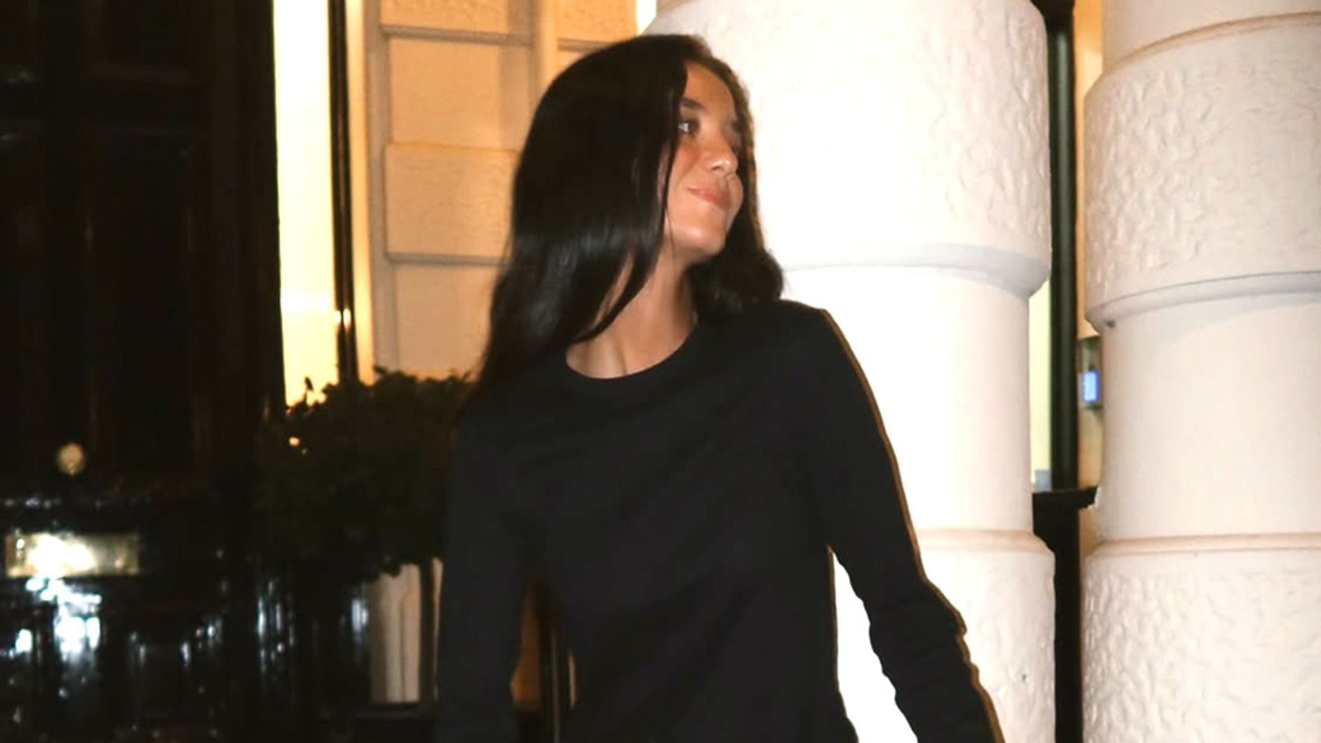 Victoria Federica conquista Londres con un bolso español de flecos y un look negro de pantalones efecto piel de serpiente