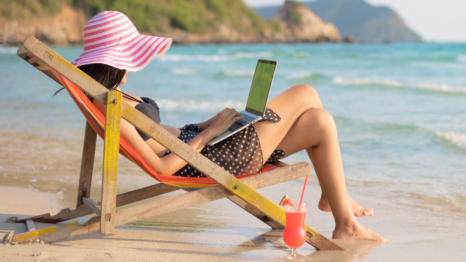 mujer trabajando playa