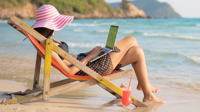 mujer trabajando playa