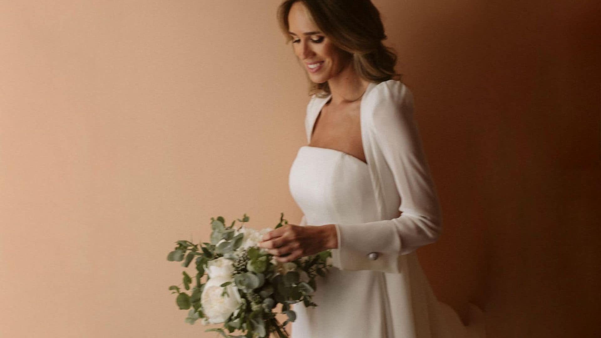 Con flores blancas y de aspecto silvestre: así son los ramos de las novias virales