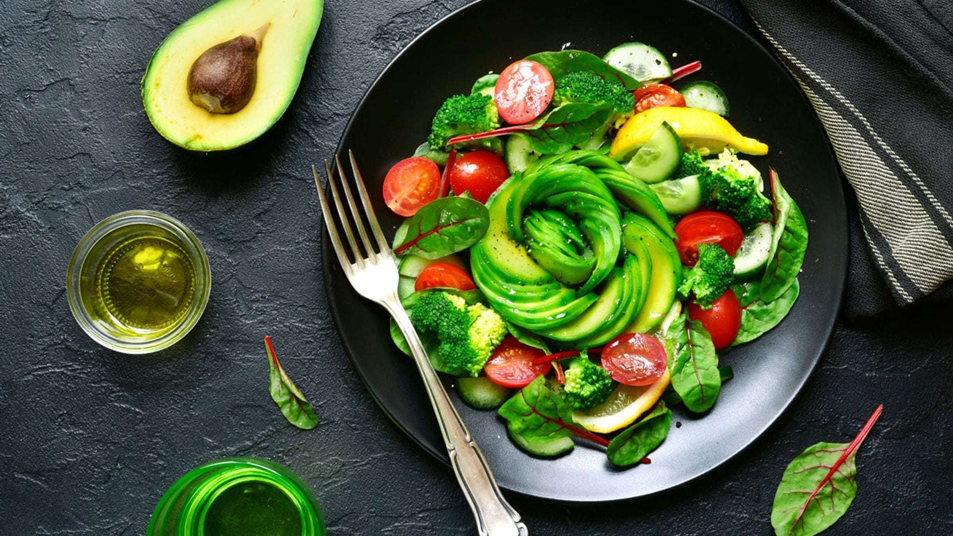 Ensalada de brócoli y acelgas con aguacate