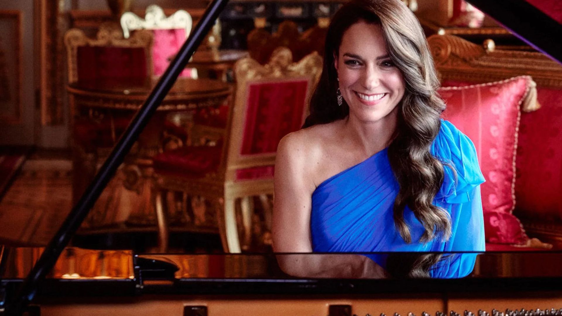 El espectacular vestido asimétrico que la princesa de Gales lució al piano en Eurovisión