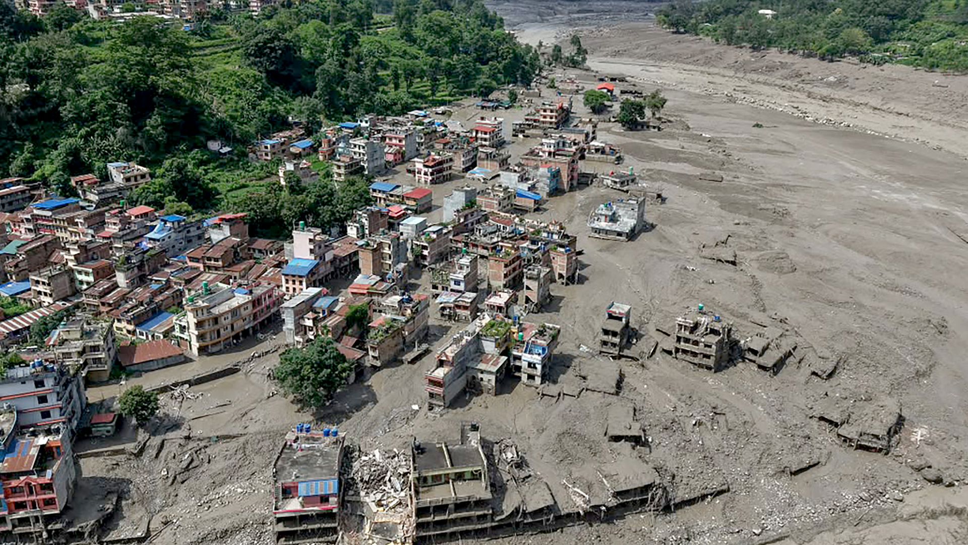 Una enorme masa de agua, barro y piedras descendió por el Himalaya arrasando viviendas, carreteras y puentes a su paso