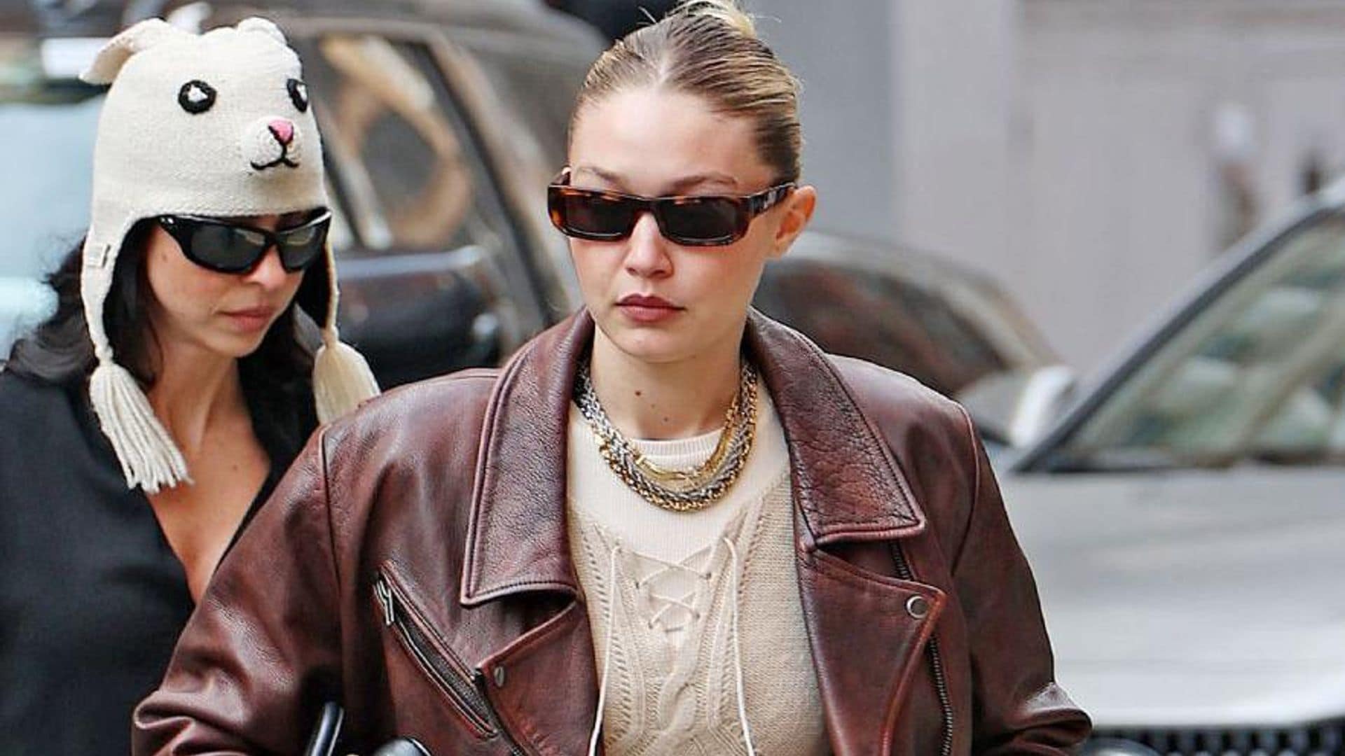 Gigi Hadid pone en el radar los jeans estampados en una ‘date’ con Bradley Cooper