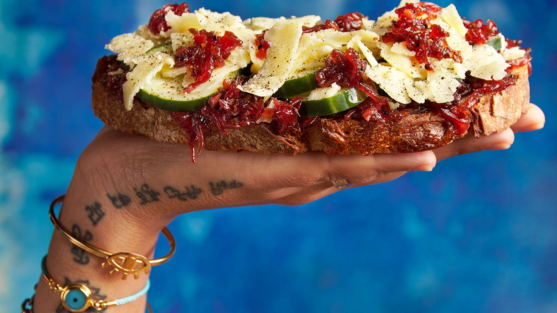 Sándwich abierto de queso, 'chutney' de remolacha y pepino