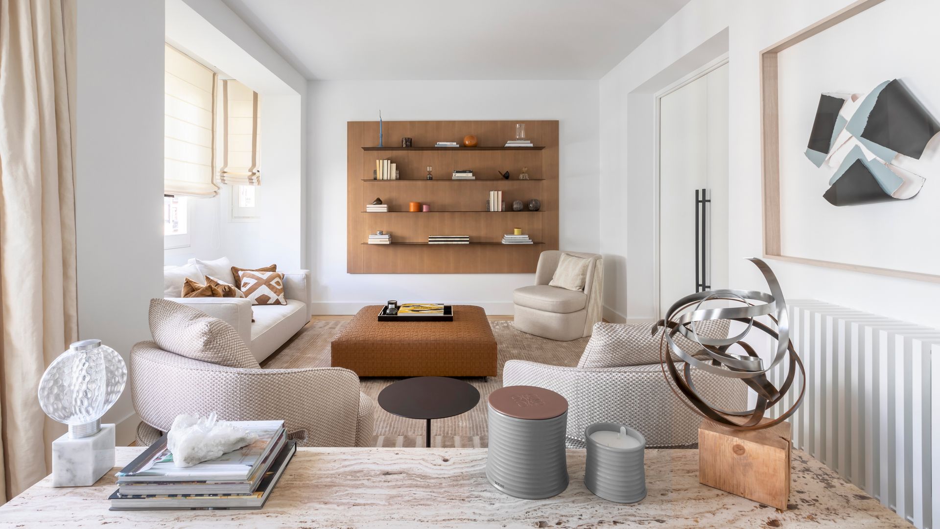 Salón de estilo contemporáneo con fuerte presencia del arte