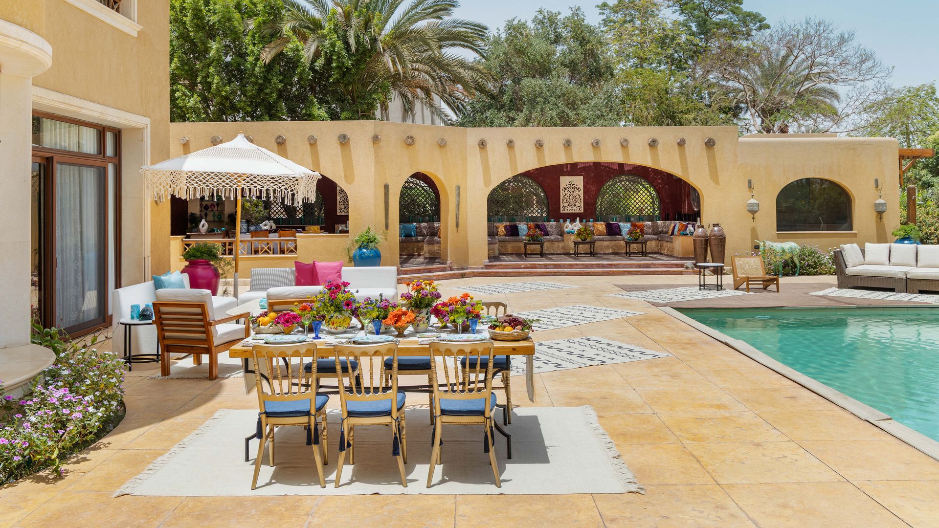La casa cuenta con varias zonas de comedor y salones exteriores con unas envidiables vistas a la playa